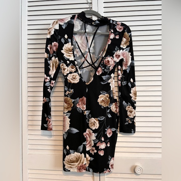 Woman's Backless Black Flower Tight Short Long Sleeve Dress - Picture 2 of 2